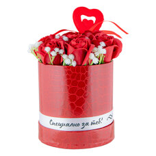 Подаръчна кутия с рози — червена със сърце
