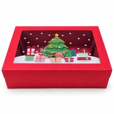 Коледна кутия с прозорец „Елха и подаръци“ – 22 × 15 × 7 см